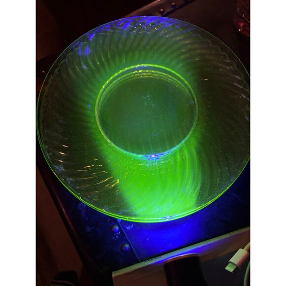 VTG 4 PC Green Depression Glass Swirl Pattern 8" Plates Uranium GLOWS - Picture 3 of 16